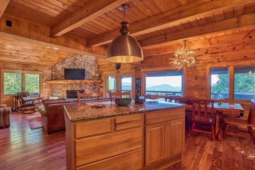 Hot Tub~Views~Hiking~Private in Lake Junaluska, USA
