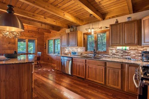 Hot Tub~Views~Hiking~Private in Lake Junaluska, USA