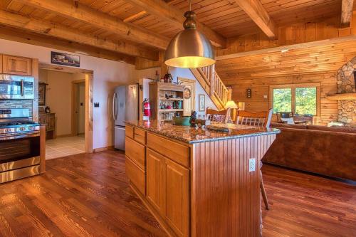 Hot Tub~Views~Hiking~Private in Lake Junaluska, USA