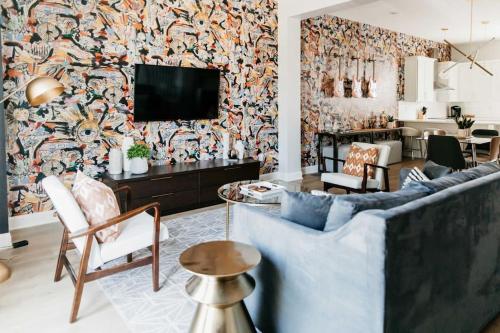 Designer~8 mins 2 Broadway~Balcony~Sleeps 10~New in Nashville, USA