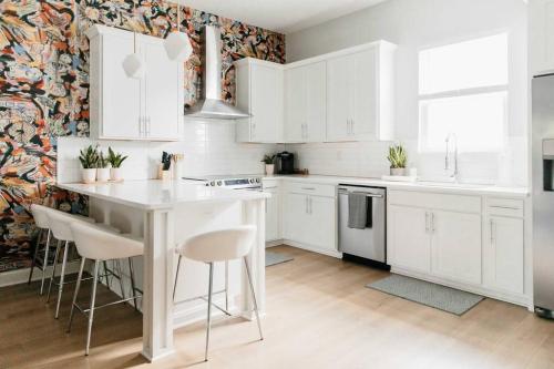 Designer~8 mins 2 Broadway~Balcony~Sleeps 10~New in Nashville, USA