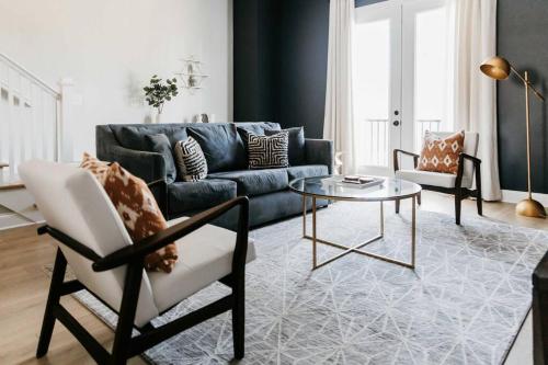 Designer~8 mins 2 Broadway~Balcony~Sleeps 10~New in Nashville, USA