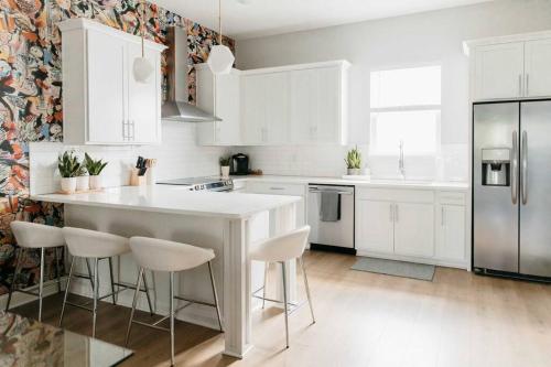 Designer~8 mins 2 Broadway~Balcony~Sleeps 10~New in Nashville, USA