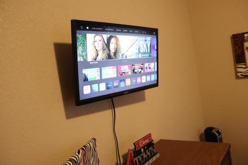 Charming 2 bedroom Retreat minutes from Downtown Charming 2 bedroom Retreat minutes from Downtown