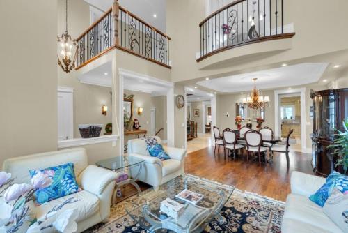 Luxury 4BR - Pool Table - 10 min to Yorkdale Mall