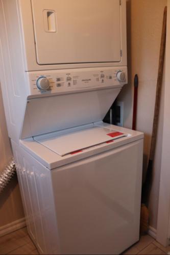 Charming 2 bedroom Retreat minutes from Downtown Charming 2 bedroom Retreat minutes from Downtown