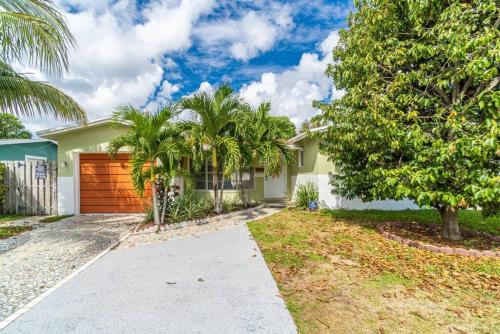 Modern and Chic 3-bedroom Pool Home