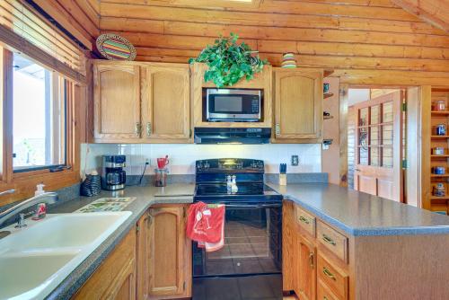 Large Deck and Mountain Views Prescott Getaway! in Prescott Valley