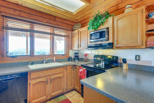 Large Deck and Mountain Views Prescott Getaway! in Prescott Valley