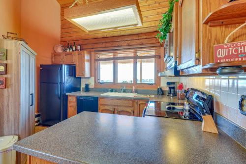 Large Deck and Mountain Views Prescott Getaway! in Prescott Valley