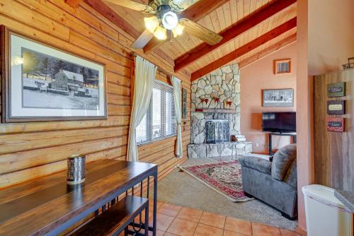 Large Deck and Mountain Views Prescott Getaway! in Prescott Valley