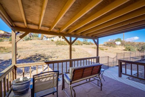 Large Deck and Mountain Views Prescott Getaway! in Prescott Valley