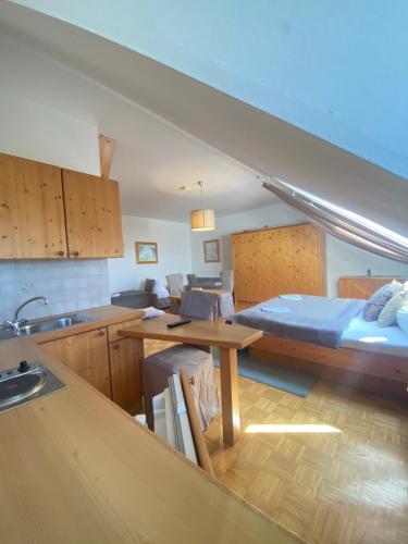 1 king bed, 2 twin beds