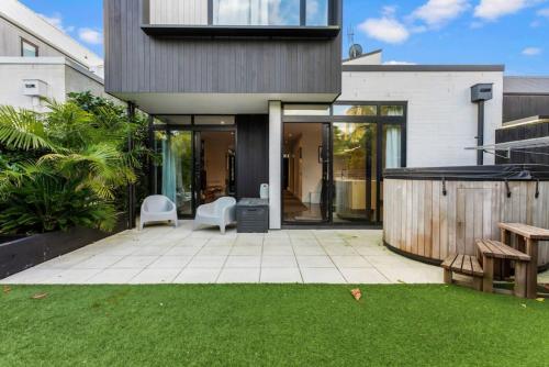 Havenview Residence with courtyard - Auckland