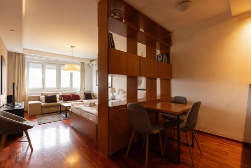 Central Park Apartments - image 5