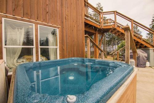 Jacuzzi, Greenpoint Getaway in Port Angeles