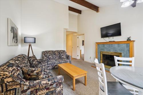 Cedarbrook Deluxe Two Bedroom Suite with outdoor heated pool 10304 in Killington, USA