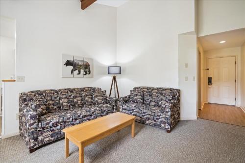 Cedarbrook Deluxe Two Bedroom Suite with outdoor heated pool 10304 in Killington, USA