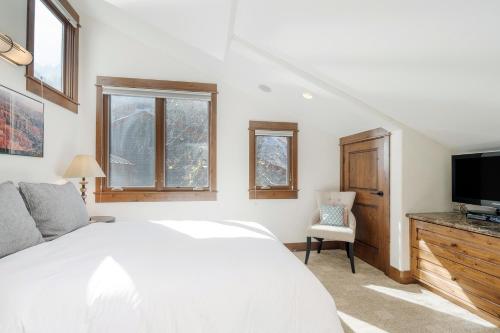 Walk to Festivals! Windows Fireplace Hot Tub condo