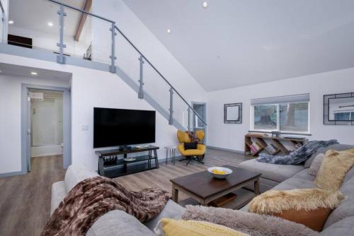 Newly Built Luxury Villa in the Sierra Mountains thumb 2