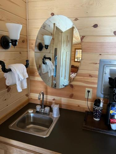 The Gold Mine Hotel Cabins - image 5