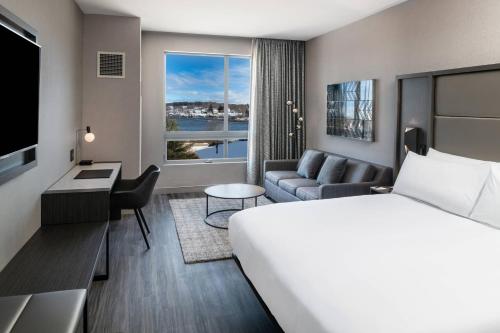 Guest room, 1 King, Sofa bed, Harbor view