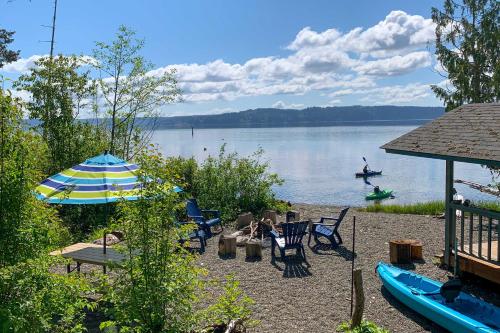 Relaxing Getaway On A Private Beach in Shelton! - Shelton
