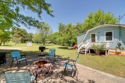 Charming Cabin in Mountain View with Deck!