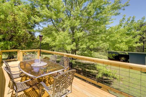 Charming Cabin in Mountain View with Deck!