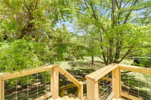 Charming Cabin in Mountain View with Deck!