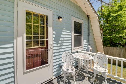 Charming Cabin in Mountain View with Deck!