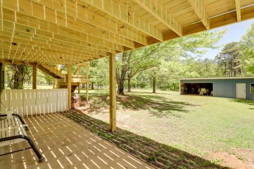 Charming Cabin in Mountain View with Deck!