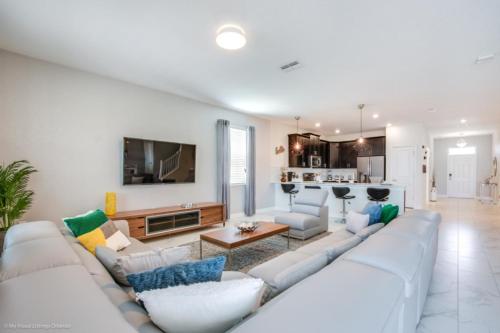 Spacious Haven for Large Families in Champion Gates Resort thumb 4