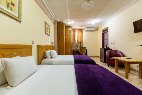 ชาร์ลสตัน โฮเต็ล (Charleston Hotel) in เทซาโน