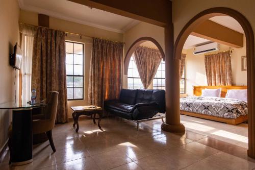 ชาร์ลสตัน โฮเต็ล (Charleston Hotel) in เทซาโน