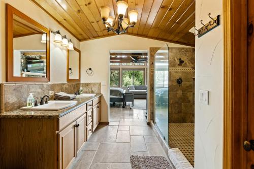 Gorgeous North Fork Cabin Near Bass Lake! Gorgeous North Fork Cabin Near Bass Lake!
