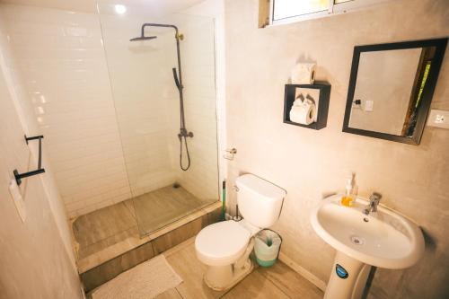 Douche, Cabinas Playa Surf Hostel in Santa Teresa