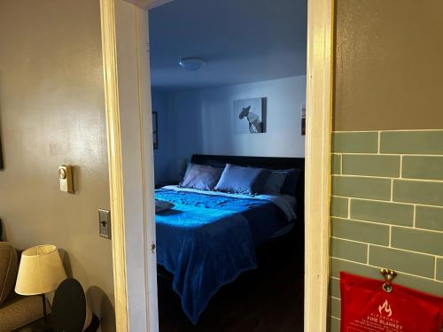ATTACHED MOTHER-IN-LAW SUITE Soak in the hot tub, star gaze, enjoy the reservoir, hike, bike, kayak and more - Private floor, entrance, terrace and room and bathroom, not the full house in Fort Collins, USA