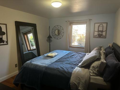 ATTACHED MOTHER-IN-LAW SUITE Soak in the hot tub, star gaze, enjoy the reservoir, hike, bike, kayak and more - Private floor, entrance, terrace and room and bathroom, not the full house in Fort Collins, USA