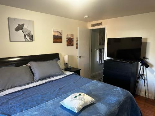 ATTACHED MOTHER-IN-LAW SUITE Soak in the hot tub, star gaze, enjoy the reservoir, hike, bike, kayak and more - Private floor, entrance, terrace and room and bathroom, not the full house in Fort Collins, USA