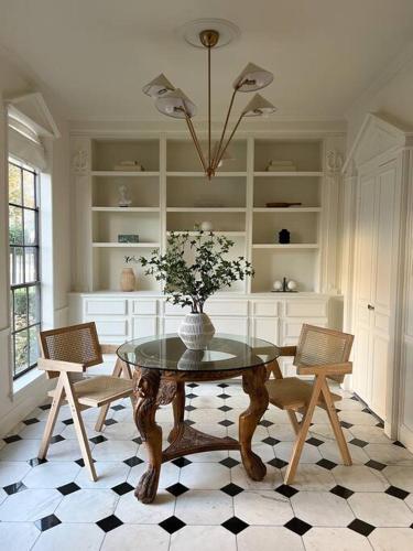 Mr. Nomad: Artistic Abode in Uptown in Оак Лаун