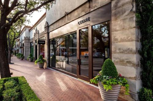 Mr. Nomad: Artistic Abode in Uptown in Оак Лаун