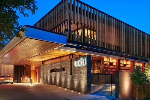 Mr. Nomad: Artistic Abode in Uptown in Оак Лаун