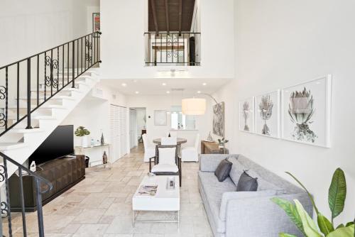 Luxury Pool Villa At St. James Unit E, Pet Friendly - Miami, FL