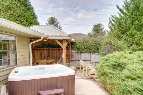 Quaint Chattanooga Valley Retreat Private Hot Tub in Fort Oglethorpe, USA