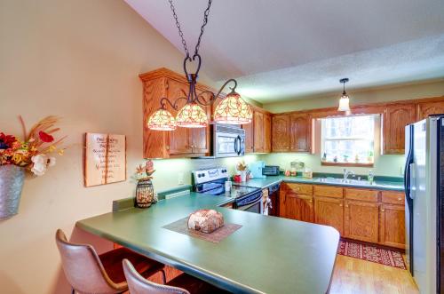 Burnside Resort Cabin w/ Hot Tub & Outdoor Spots! in Burnside (KY)