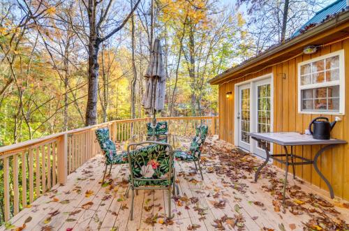 Burnside Resort Cabin w/ Hot Tub & Outdoor Spots! in Burnside (KY)
