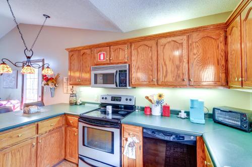 Burnside Resort Cabin w/ Hot Tub & Outdoor Spots! in Burnside (KY)