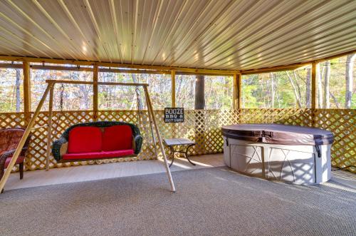 Burnside Resort Cabin w/ Hot Tub & Outdoor Spots! in Burnside (KY)