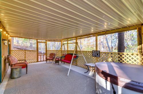 Burnside Resort Cabin w/ Hot Tub & Outdoor Spots! in Burnside (KY)